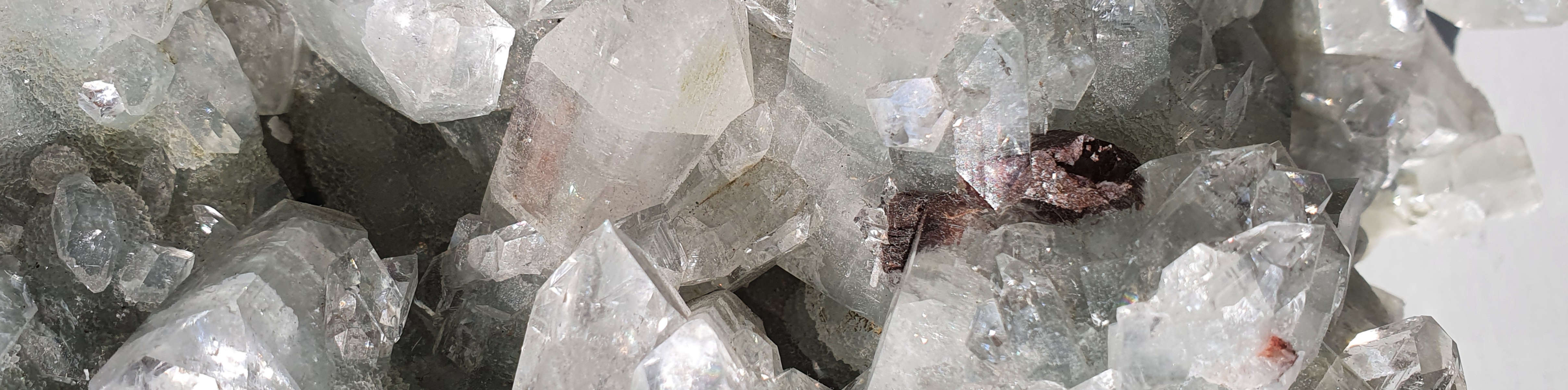 Quartz cluster banner